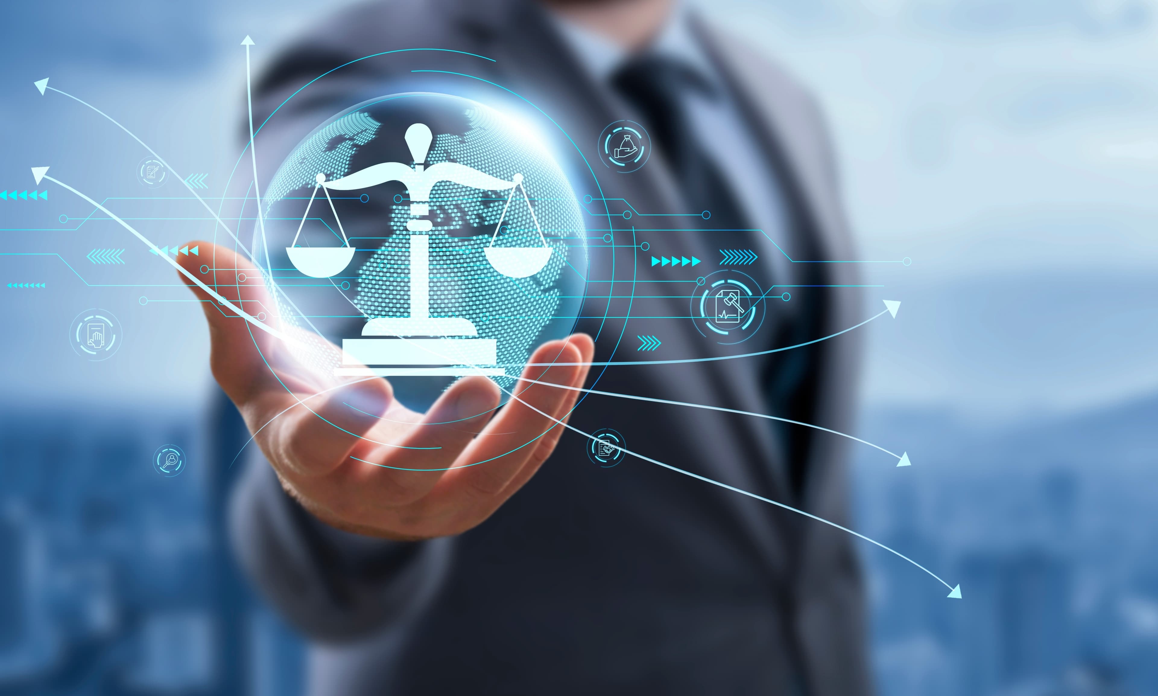 Ein Geschäftsmann hält eine virtuelle Waage der Gerechtigkeit.