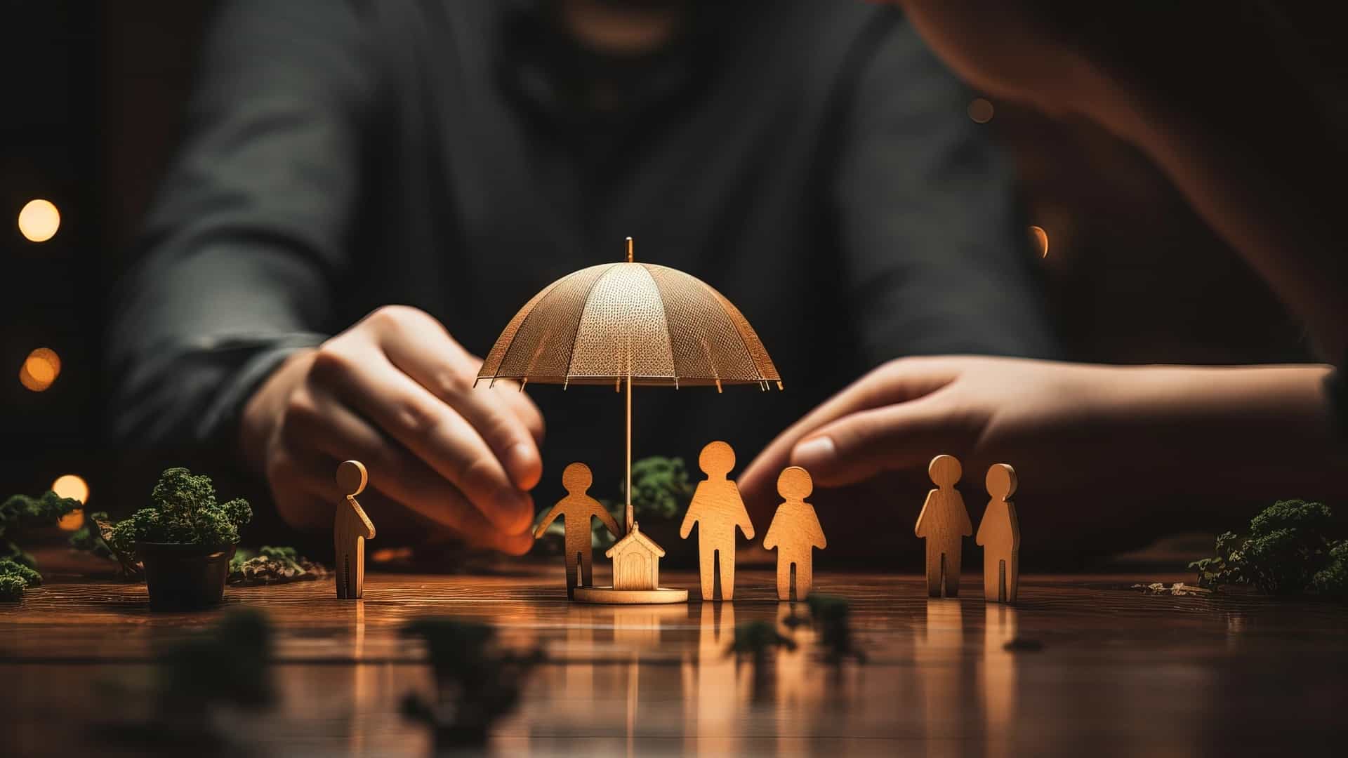 Holzfiguren unter Holzsonnenschirm auf Spielbrett. Mensch im Hintergrund.